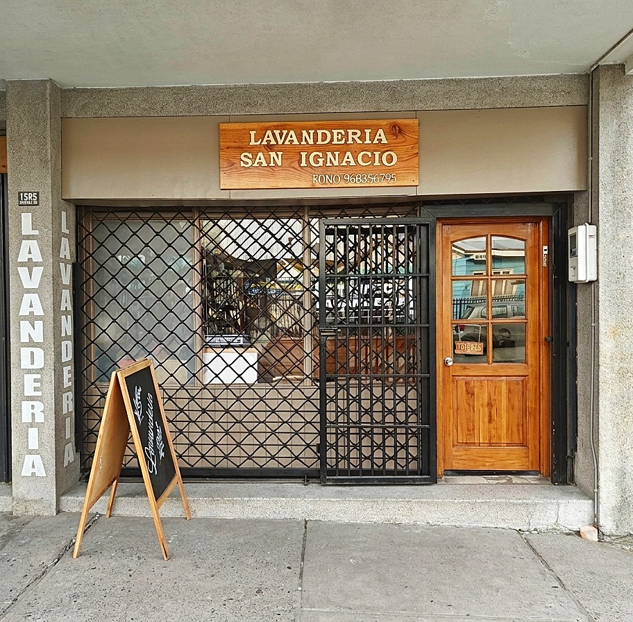 Fachada del local de Lavandería San Ignacio en Puerto Montt